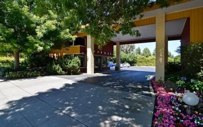 Days Inn & Suites by Wyndham Mountain View