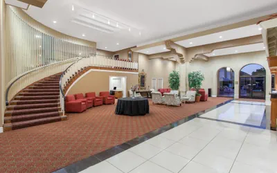 Photo 4 - Ramada by Wyndham Fresno North