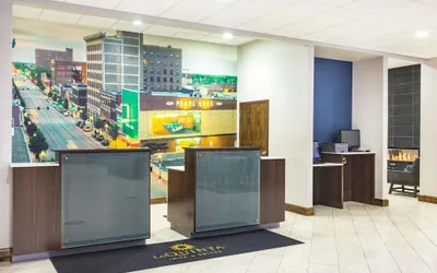 Photo 4 - La Quinta Inn & Suites by Wyndham Joplin