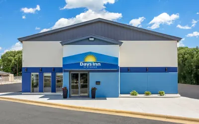 Photo 2 - Days Inn by Wyndham La Crosse