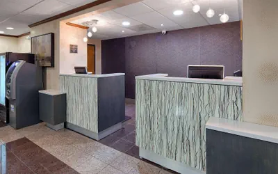 Photo 3 - Grand Vista Richmond Airport Hotel