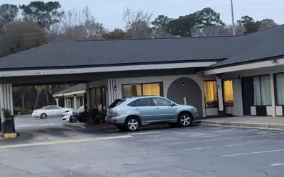 Photo 4 - Studio 6 Suites Hinesville, GA