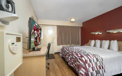 Photo 5 - Red Roof Inn Louisville Expo Airport