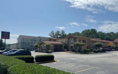 Photo 2 - Motel 6 Huntsville, AL – University Dr.