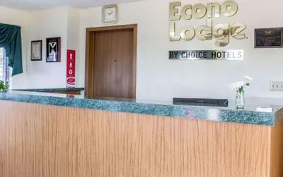 Photo 3 - Econo Lodge Elkhart North
