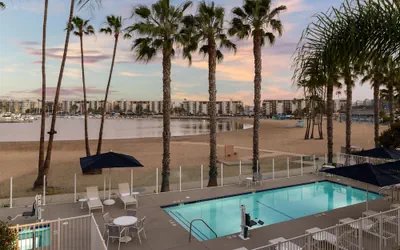 Photo 2 - Jamaica Bay Inn Marina Del Rey,Tapestry Collection by Hilton