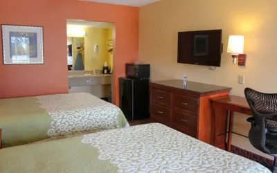 Photo 2 - Rose Garden Inn & Suites