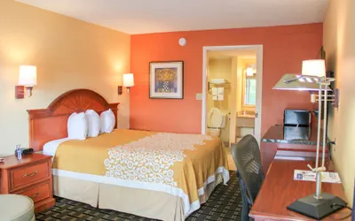 Photo 4 - Rose Garden Inn & Suites