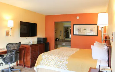 Photo 5 - Rose Garden Inn & Suites