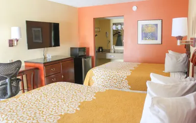 Photo 3 - Rose Garden Inn & Suites