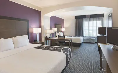 Photo 5 - La Quinta Inn & Suites by Wyndham Arlington North 6 Flags Dr