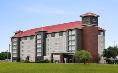 Photo 2 - La Quinta Inn & Suites by Wyndham Arlington North 6 Flags Dr