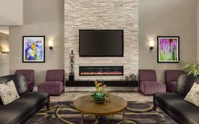 Photo 4 - La Quinta Inn & Suites by Wyndham Arlington North 6 Flags Dr