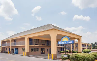 Photo 2 - Days Inn by Wyndham Clinton