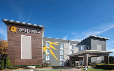 Photo 2 - La Quinta Inn & Suites by Wyndham Atlanta Airport South