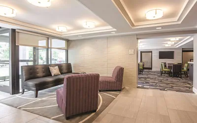 Photo 3 - La Quinta Inn & Suites by Wyndham Portland DT/Maine Med