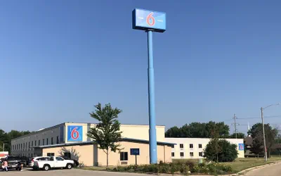 Photo 2 - Motel 6 Peoria, IL