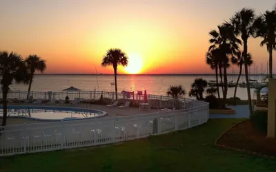 Photo 2 - Quality Inn & Suites Gulf Breeze Bayside near Pensacola Beach