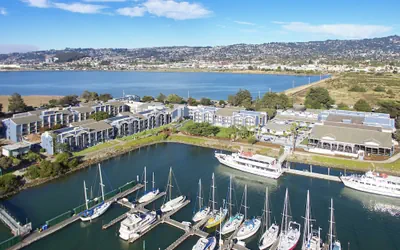 Photo 2 - DoubleTree by Hilton Hotel Berkeley Marina