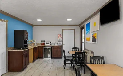 Photo 4 - Days Inn by Wyndham Pratt