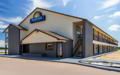 Photo 2 - Days Inn by Wyndham Pratt
