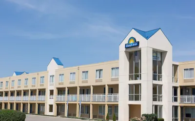 Photo 2 - Days Inn by Wyndham West Des Moines / Clive