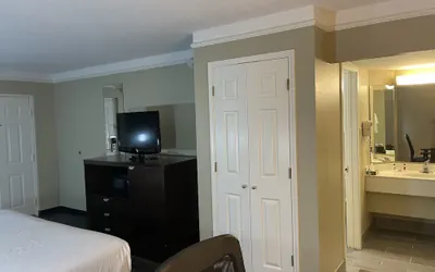 Photo 2 - Quality Inn & Suites Tuscaloosa near University