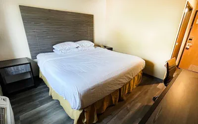 Photo 5 - Travelodge by Wyndham Arlington/Dallas Area
