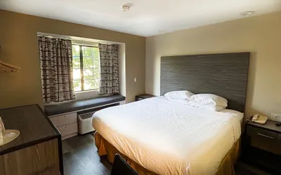 Photo 4 - Travelodge by Wyndham Arlington/Dallas Area