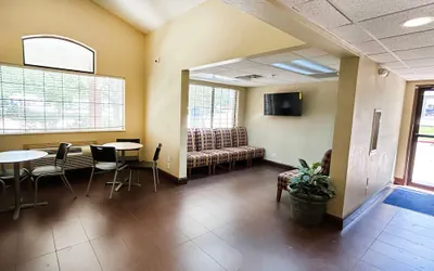 Photo 2 - Travelodge by Wyndham Arlington/Dallas Area