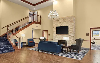 Photo 4 - Comfort Suites Milwaukee Airport