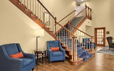 Photo 5 - Comfort Suites Milwaukee Airport