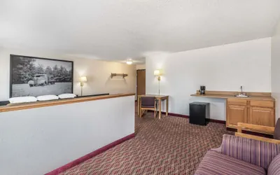 Photo 4 - Super 8 by Wyndham Fountain