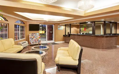 Photo 3 - Super 8 by Wyndham Los Angeles Downtown