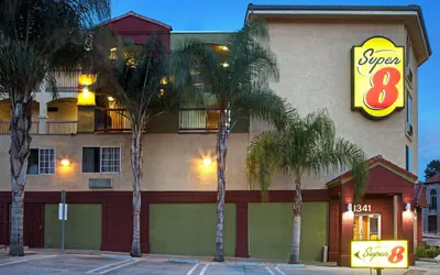 Photo 2 - Super 8 by Wyndham Los Angeles Downtown