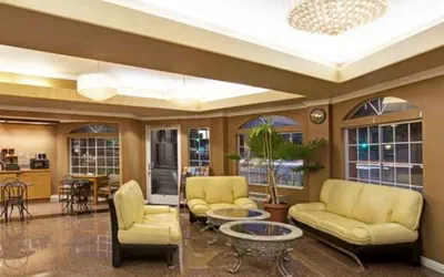Photo 4 - Super 8 by Wyndham Los Angeles Downtown