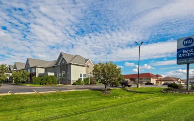 Photo 2 - Best Western Crown Inn & Suites