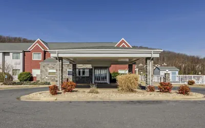 Photo 2 - Clarion Pointe Staunton East