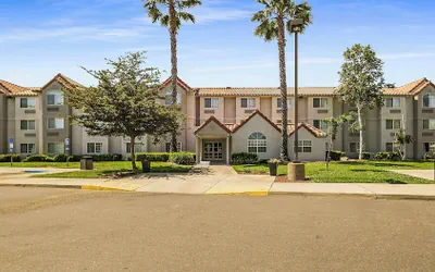 Photo 2 - SureStay Plus Hotel by Best Western Rocklin