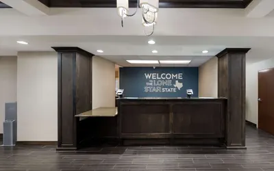 Photo 5 - Hampton Inn Marshall