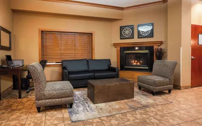 Photo 4 - La Quinta Inn & Suites by Wyndham Portland Airport