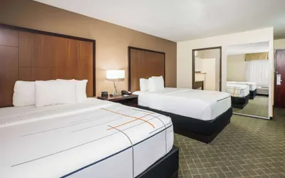 Photo 5 - La Quinta Inn & Suites by Wyndham Portland Airport