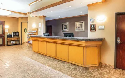 Photo 3 - La Quinta Inn & Suites by Wyndham Portland Airport