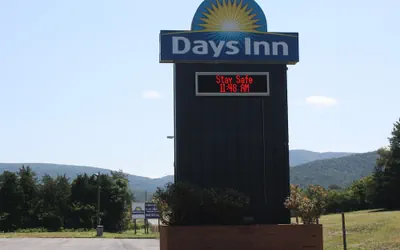 Photo 2 - Days Inn by Wyndham Luray Shenandoah
