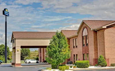 Photo 2 - Days Inn & Suites by Wyndham Louisville SW