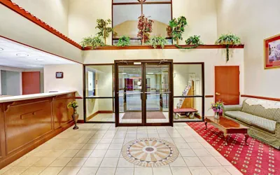 Photo 3 - Days Inn & Suites by Wyndham Louisville SW