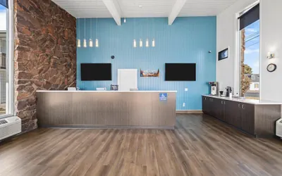 Photo 5 - Bend Inn & Suites