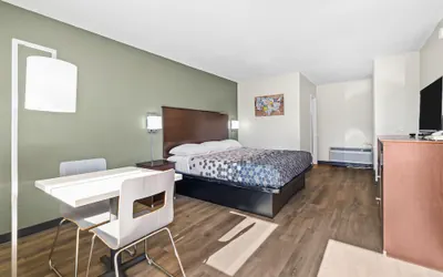 Photo 2 - Bend Inn & Suites