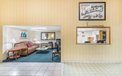 Photo 3 - Super 8 by Wyndham Bentonville