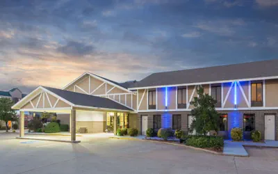 Photo 2 - Super 8 by Wyndham Bentonville